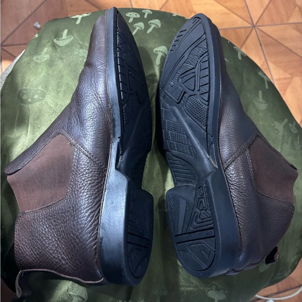 Sandro Dark Brown Leather Chukka Boots with Elastic Side Panels- calfskin
